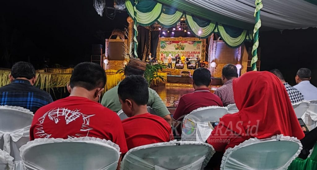 Grup Band Pelestari Koes Plus Gorontalo Hipnotis Pengunjung FPDL