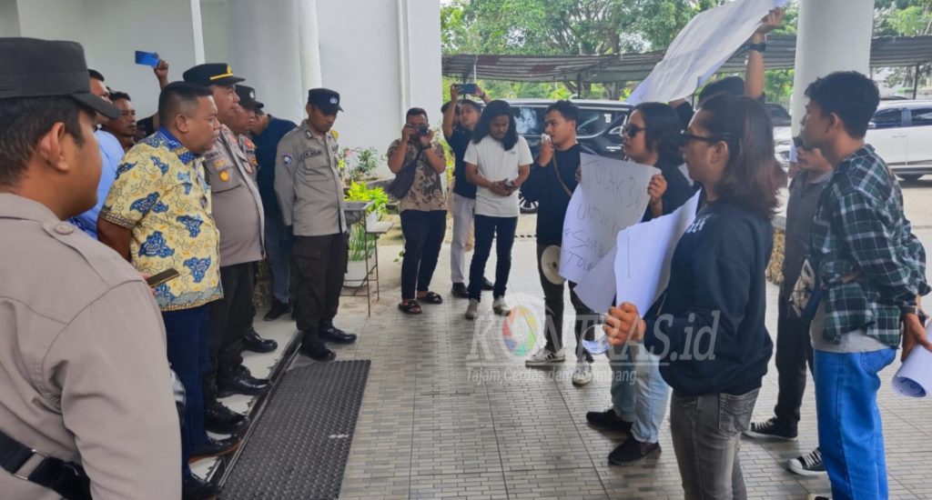 Tuntut Perbaikan Jalan di Mootilango, Sekelompok Mahasiswa Geruduk DPRD Kabupaten Gorontalo