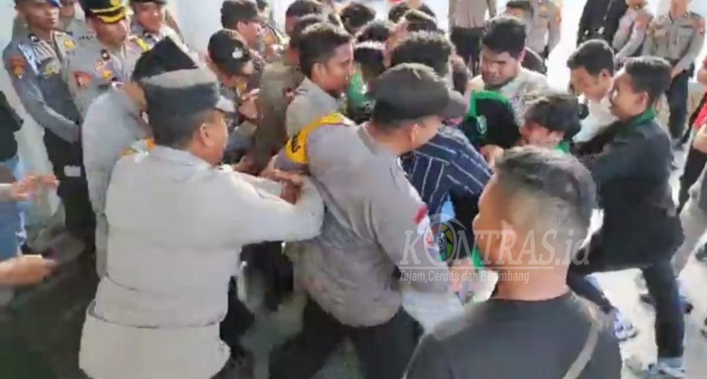 Aksi Damai Belasan Mahasiswa di Halaman Gedung DPRD Kabupaten Gorontalo Nyaris Ricuh