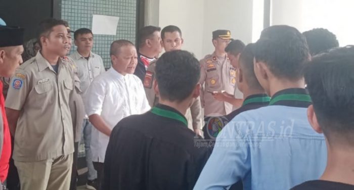Aksi Damai di Halaman Gedung DPRD Kabupaten Gorontalo
