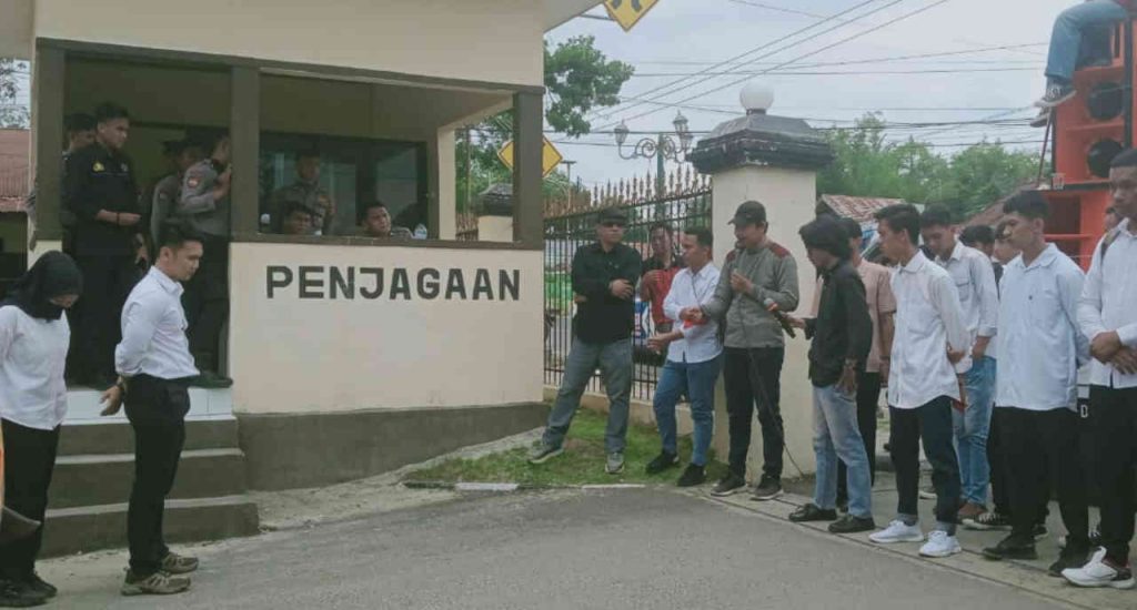 Gelar Aksi di Polres Gorontalo, APMPRG Pertanyakan Kasus Penangkapan Emas Ilegal