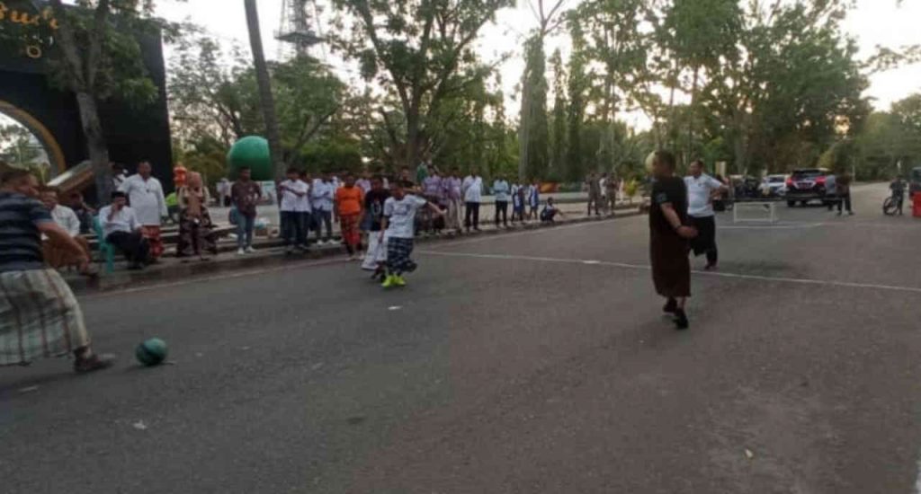 Peringati Hari Santri, Bupati, Sekda Dan Pimpinan OPD Main Bola Sarungan