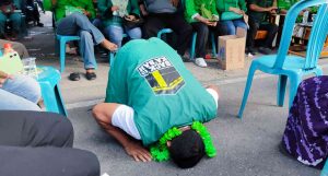 Kampanye di Kota Gorontalo Dihadiri Ribuan Warga, Sawaludin Lakukan Aksi Sujud Syukur