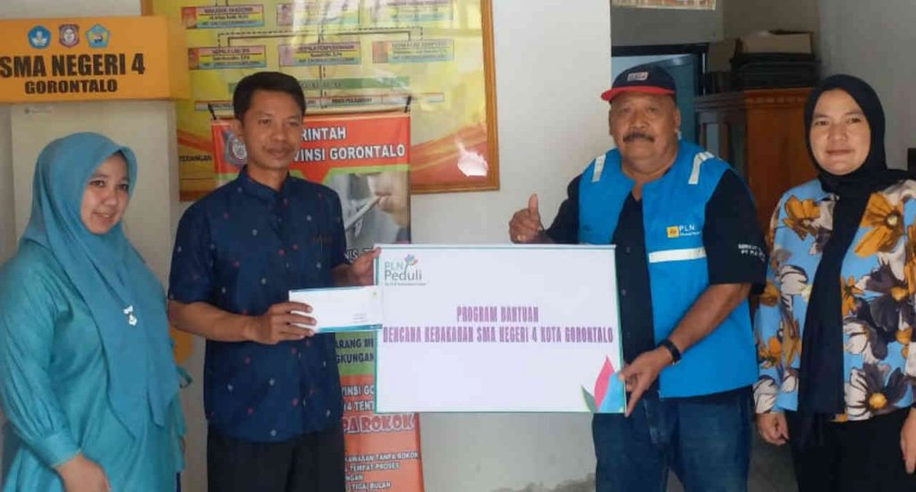 PLN NP UPDK Gorontalo Beri Bantuan di SMAN 4 Usai Dilanda Kebakaran