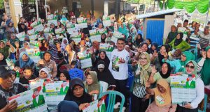 Kampanye di Batudaa Pantai, Sawaludin Diserbu Emak-Emak Minta Foto Bareng
