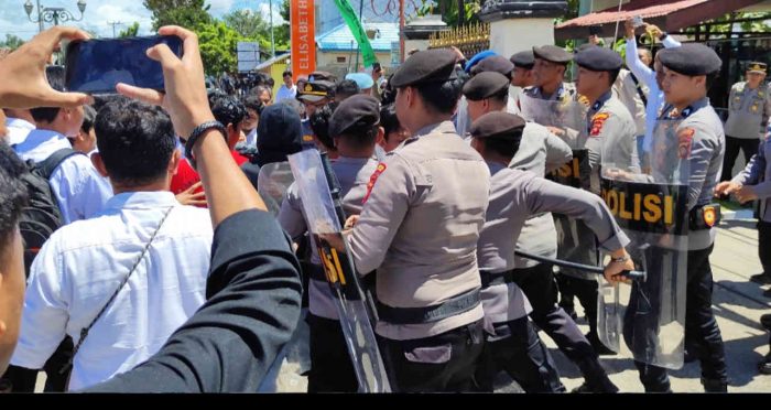 Mahasiswa Universitas Gorontalo dan Polisi