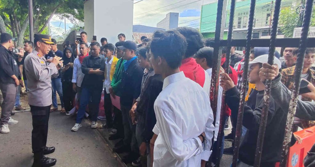 Geruduk Polda Gorontalo, AMPG Desak Penyelesaian Kasus Dugaan Pungli Kades Pulubala