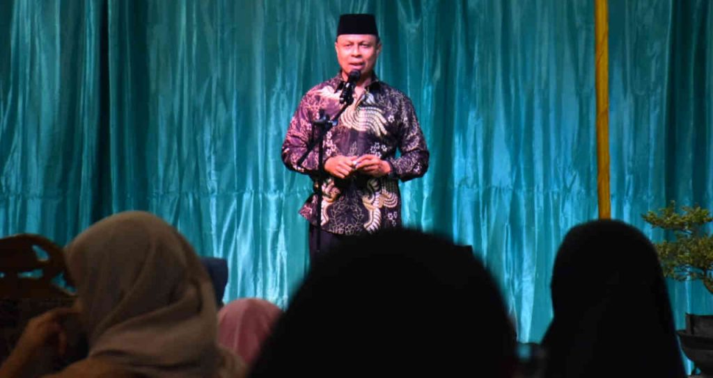 Sekda Roni Sampir Halal Bihalal Dengan Warga Desa Tinelo