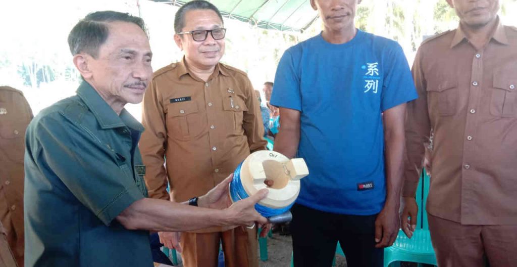 Bupati Gorontalo Serahkan Bantuan Perikanan Tangkap kepada Nelayan Pesisir