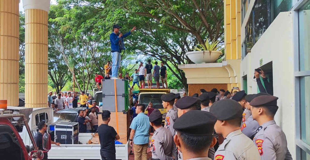 Sulit Dapatkan Solar di SPBU, Ratusan Sopir Truk Gelar Aksi di Kantor Gubernur Gorontalo