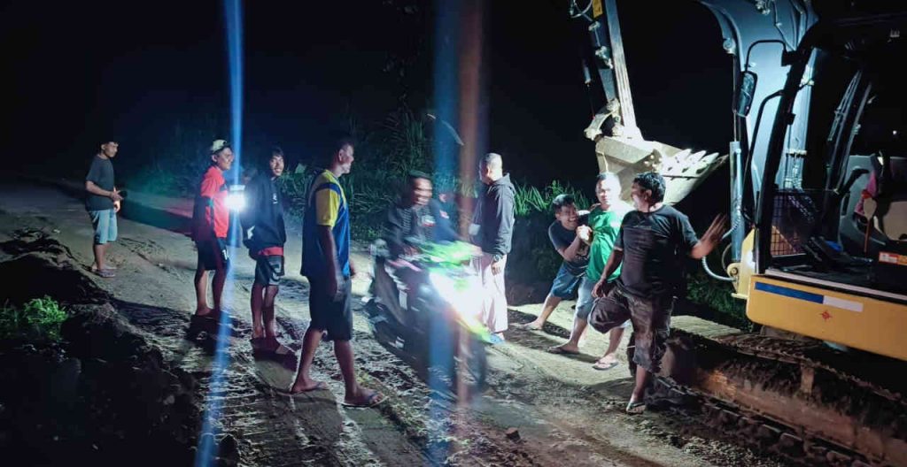 Bantu Evakuasi Material Longsor, Warga Bunuo: Terimakasih Sertu Aswandi