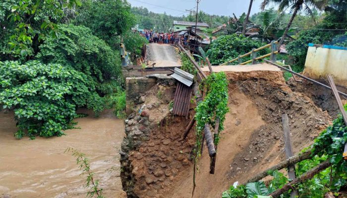 Sungai Meluap, Jembatan di Pulubala Gorontalo Ambruk
