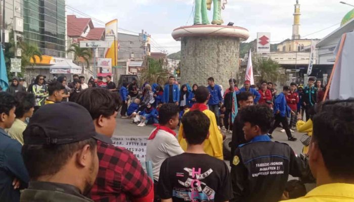 Mahasiswa Kecewa Tak Ditemui Gubernur Gorontalo dan DPRD Saat Aksi Tolak RUU