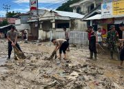 Polresta Gorontalo Kota Bantu Warga Bersihkan Lumpur Akibat Banjir Bandang