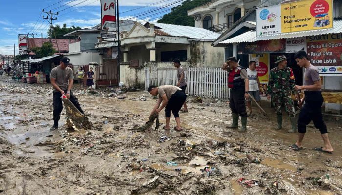 Polresta Gorontalo Kota Bantu Warga Bersihkan Lumpur Akibat Banjir Bandang