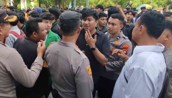 Aksi Warnai Pelantikan 40 Anggota DPRD Kabupaten Gorontalo Ricuh, 1 Mahasiswa Luka