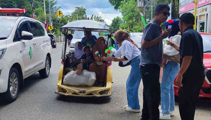 Milenial SYAH Sapa Pengguna Jalan Menara Pakaya dengan Mawar, Ada Pesan Terselubung?