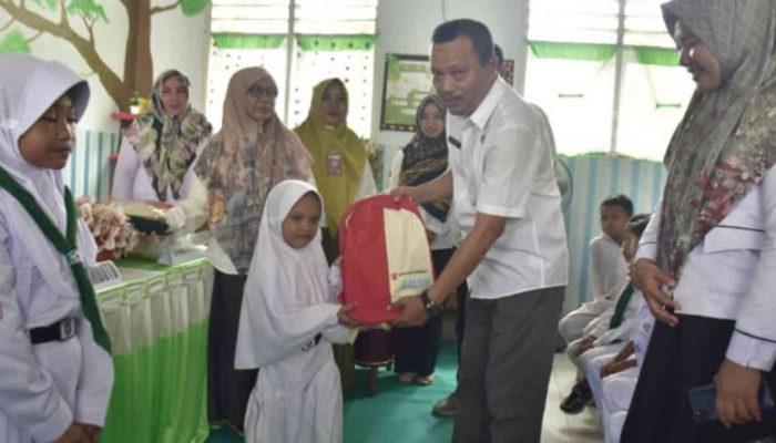 Asisten Setda Kabupaten Gorontalo Serahkan Paket Back To School di SDN 16 Limboto