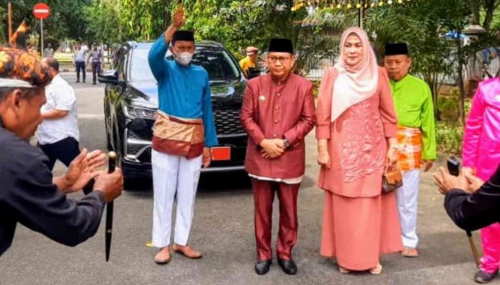Pjs. Bupati Gorontalo Sukri Botutihe Diterima dengan Prosesi Adat Mopotilolo