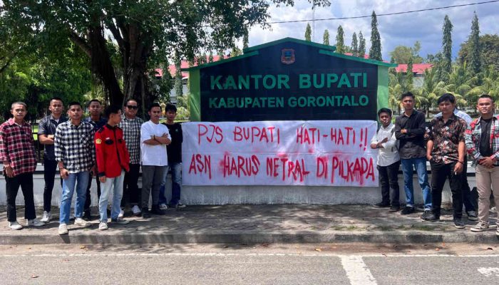 Pasang Spanduk, Aksi BEM UG Ingatkan Netralitas ASN Jelang Pilkada