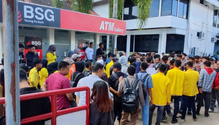 Mahasiswa Tuntut Mundur Direktur BSG, Diduga Terlibat Kolusi Pemindahan Rekening Kas Desa