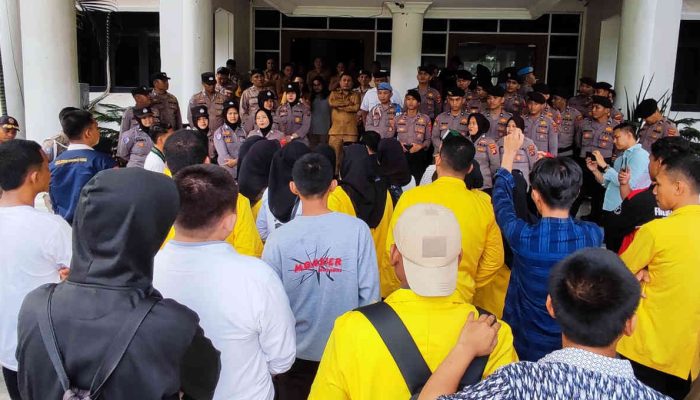 Mahasiswa Gelar Aksi di Kantor Bupati Gorontalo, Desak Copot Kepala Dinas PMD