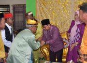 Pjs. Bupati Gorontalo Syukri Botutihe Disambut Hangat dengan Adat Mopotilolo