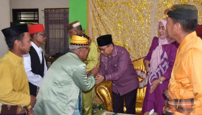 Pjs. Bupati Gorontalo Syukri Botutihe Disambut Hangat dengan Adat Mopotilolo