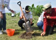 Pemkab Gorontalo dan PT TASPEN Tanam 300 Pohon di Danau Limboto