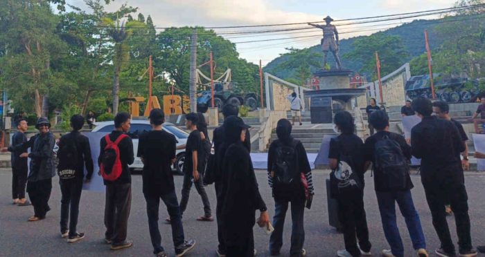 Belasan massa aksi dari Koalisi Masyarakat Gorontalo untuk Demokrasi dengan menggelar demontrasi di area Lapangan Taruna Remaja Kota Gorontalo, Kamis 27 Maret 2025,(foto Istimewa).