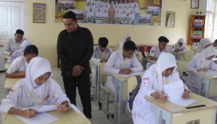 Pantau Pelaksanaan Ujian di SMAN 1 Paguat, Deprov Pastikan Pembelajaran Tuntas 100 Persen