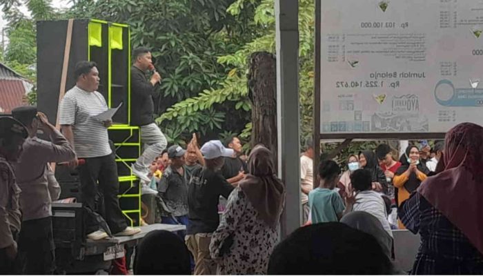 Desak Kades Buhu Dicopot, Ratusan Warga Kepung Kantor Desa