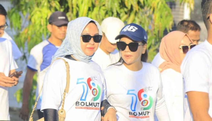 PKK Bolmut Curi Perhatian di Jalan Sehat HUT Ke-18