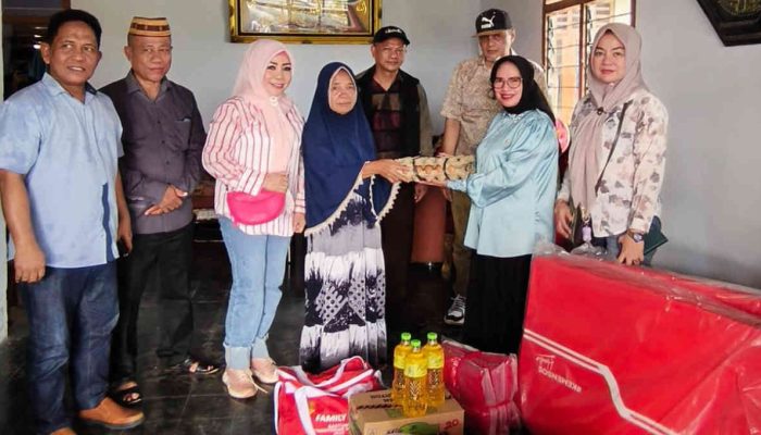 Ketua PKK Kabupaten Gorontalo Serahkan Bantuan Langsung Korban Puting Beliung