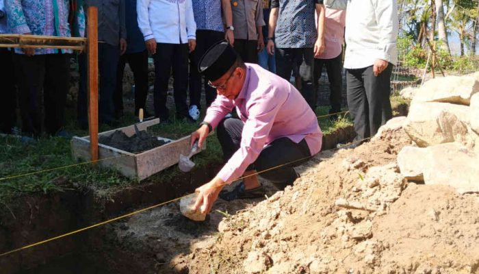 Pj Sekda Kabupaten Gorontalo Letakkan Batu Pertama Mesjid Bolihuanga