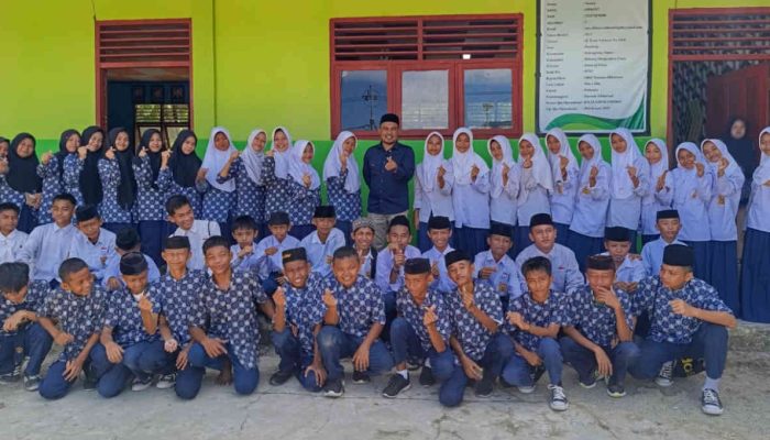 Aleg Bolmut Fikri Gam Serahkan 25 Set Meja Kursi untuk MTs Alkhairaat Biontong