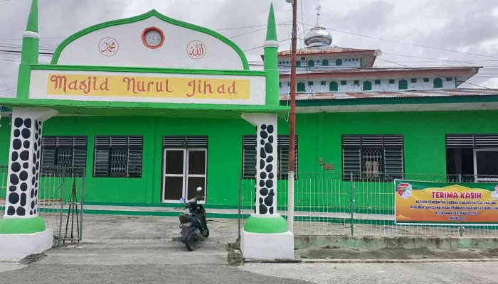 Bupati Tojo Una-Una Salurkan Rp100 Juta untuk Rehabilitasi Masjid
