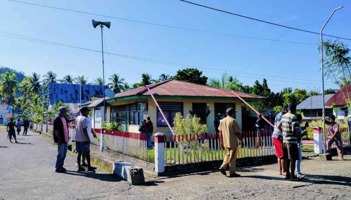 Janji Pemda Bolmut Dinilai ‘Omong Kosong’, Warga Kembali Segel Kantor Desa Huntuk