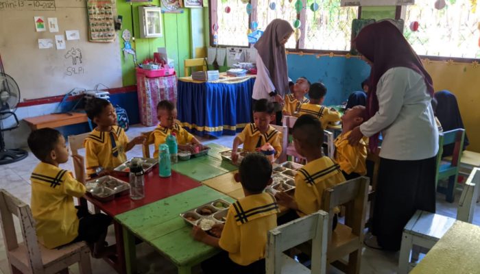Siswa TK Islamiyah Bohotokong Banggai Nikmati Program Makan Bergizi Gratis