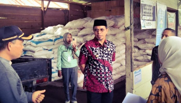 Sidak Sejumlah Agen Pupuk, Bupati Bolmut Larang Jual Harga Lama