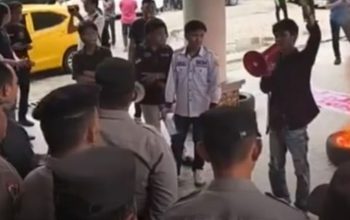 Mahasiswa Gelar Aksi di DPRD Kabupaten Gorontalo Tolak Penganugerahan Gelar Pahlawan Soeharto
