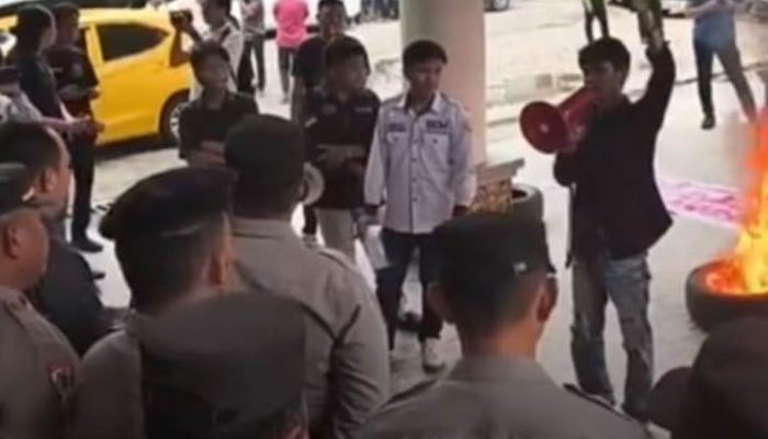 Mahasiswa Gelar Aksi di DPRD Kabupaten Gorontalo Tolak Penganugerahan Gelar Pahlawan Soeharto