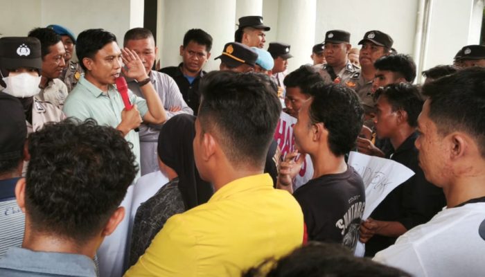 Mahasiswa dan Warga Desak DPRD Kabupaten Gorontalo Copot Sementara Kades Motilango