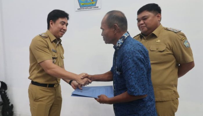 Michael Thungari Serahkan SK 7 Nama Staf Khusus Bupati, Antarani dan Abram Diantaranya