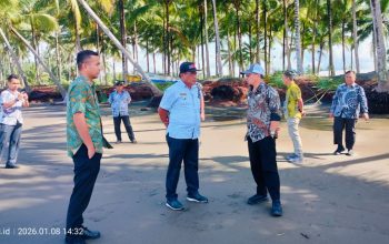 Bupati dan Wabup Bolmut Tinjau Lokasi Abrasi Pantai Desa Busisingo Utara