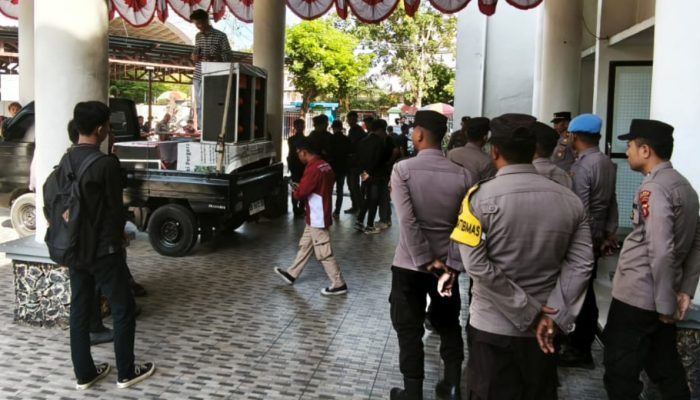 Belasan Mahasiswa Gelar Aksi di DPRD Kabupaten Gorontalo, Desak Perbaikan Jembatan Polohungo