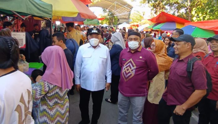 Wabup Gorontalo Bersama Sekda Dampingi Wagub dan BPOM Tinjau Penjual Takjil Menara Limboto