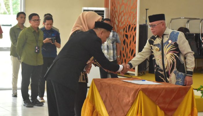 Bupati Gorontalo Lantik dan Kukuhkan 192 Kepala Sekolah dan Korwil