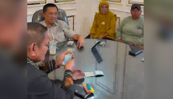 Iskandar Mangopa Bantu Pekerja Rumah Adat, Empat Bulan Upah Belum Dibayar