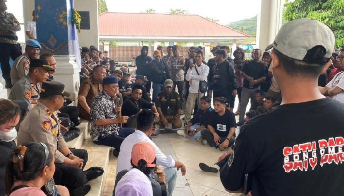 Desak Gubernur Gorontalo Bertanggung Jawab, Massa Penambang Kepung Rumah Dinas